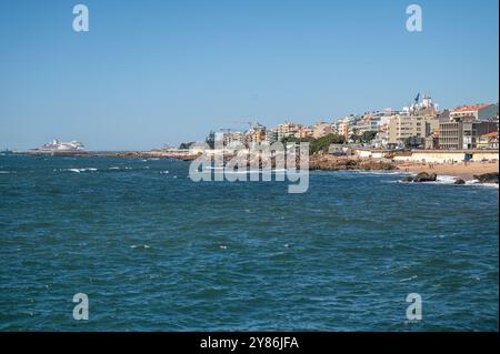 Porto, Portugal - 13. September 2024 : Eine ruhige Küstenlandschaft mit einer lebhaften Stadt am Strand mit ruhigem, blauem Wasser. Stockfoto