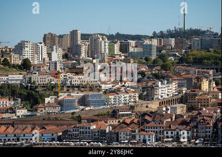 Porto, Portugal - 13. September 2024 : Porto bietet eine Mischung aus historischer und moderner Architektur an einem sonnigen Tag. Stockfoto