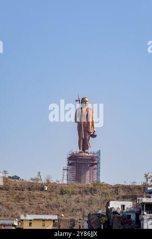 Die Statue des spirituellen hinduistischen Gurus adi shankaracharya auf dem Gipfel des Berges wird am Morgen in omkareshwar khandwa madhya pradesh indien aufgenommen. Stockfoto