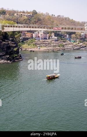 Blick auf den heiligen Fluss mit Fährbooten und Überquerung der Brücke am Morgen Bild wird in omkareshwar khandwa madhya pradesh indien am 10. März 2024 gemacht. Stockfoto