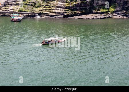 Touristenfähre traditionelle Holzboote, die am Morgen einen Blick auf den Fluss aus der Vogelperspektive werfen, werden in omkareshwar khandwa madhya pradesh indien am 10. März 2024 aufgenommen Stockfoto