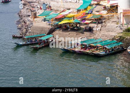 Touristenfähre traditionelle Holzboote am Ufer des Flusses Luftaufnahme am Morgen in omkareshwar khandwa madhya pradesh indien am 10. März 2024. Stockfoto