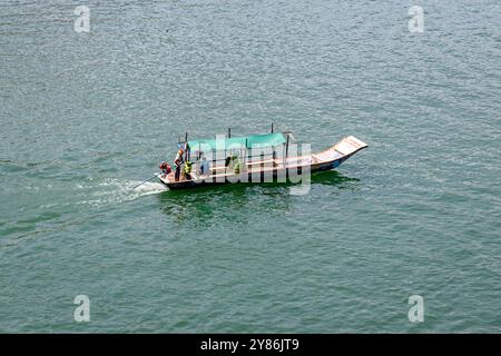 Touristenfähre traditionelle Holzboote, die am Morgen einen Blick auf den Fluss aus der Vogelperspektive werfen, werden in omkareshwar khandwa madhya pradesh indien am 10. März 2024 aufgenommen Stockfoto