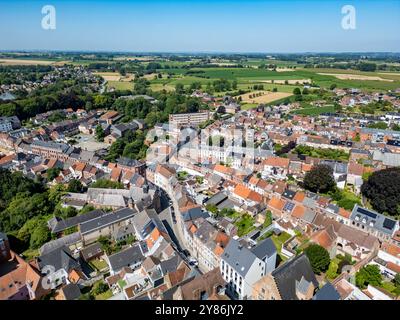 Enghien, Hennegau, Belgien, 6. August 2024, ein Blick aus der Vogelperspektive fängt eine malerische und charmante Stadt ein, die wunderschön zwischen lebhaftem Grün und weitläufigen Feldern eingebettet ist Stockfoto