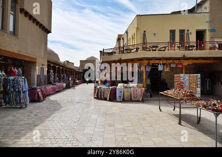 Buchara, Usbekistan - 12. September 2024: Typische Straße im touristischen Teil von Buchara Stockfoto