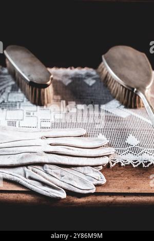 Damen weiße Lederhandschuhe auf einem Frisiertisch in einem englischen Landhaus in Worcestershire Stockfoto