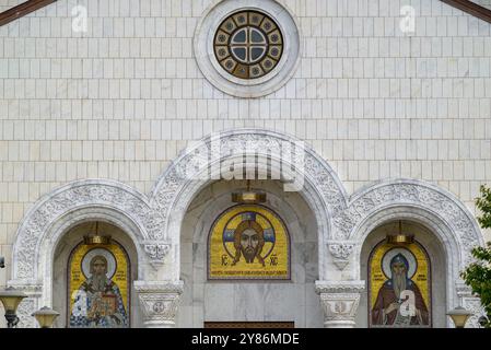 Fassadendetails der Kirche St. Sava, einer der größten orthodoxen christlichen Kirchen der Welt in Belgrad, der Hauptstadt Serbiens Stockfoto