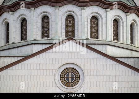 Fassadendetails der Kirche St. Sava, einer der größten orthodoxen christlichen Kirchen der Welt in Belgrad, der Hauptstadt Serbiens Stockfoto