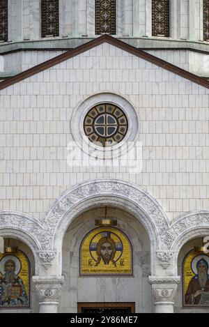 Fassadendetails der Kirche St. Sava, eine der größten orthodoxen christlichen Kirchen der Welt in Belgrad, der Hauptstadt Serbiens am 3. Oktober 2024 Stockfoto