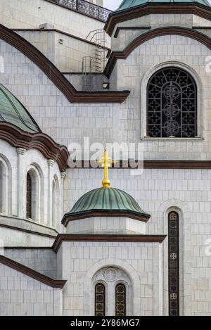 Fassadendetails der Kirche St. Sava, einer der größten orthodoxen christlichen Kirchen der Welt in Belgrad, der Hauptstadt Serbiens Stockfoto