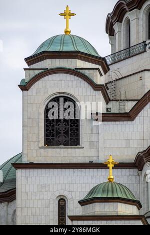 Fassadendetails der Kirche St. Sava, einer der größten orthodoxen christlichen Kirchen der Welt in Belgrad, der Hauptstadt Serbiens Stockfoto