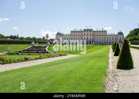 WIEN, ÖSTERREICH - 29. JULI 2021: Schloss Belvedere in Wien, Österreich am sonnigen Sommertag Stockfoto