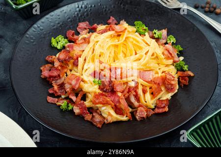 Pasta mit gebratenem Speck auf einem Teller, Pasta Carbonara. Keto-Diät. Stockfoto