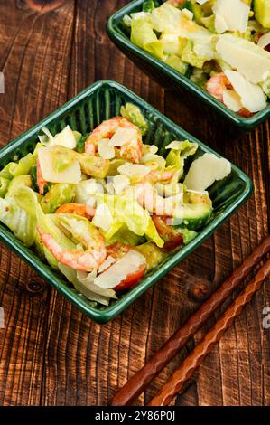 Asiatischer Salat mit Garnelen, Avocado, Tomaten und Ei. Stockfoto