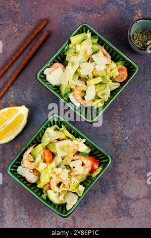 Gesunder asiatischer Salat mit Garnelen, Avocado, Tomaten und Ei. Stockfoto