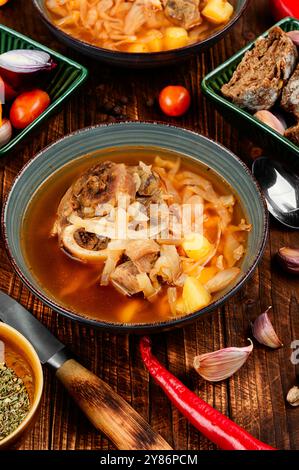 Leckerer Borshch, Suppe mit Fleisch auf dem Tisch. Traditioneller ukrainischer russischer Borschtsch. Stockfoto