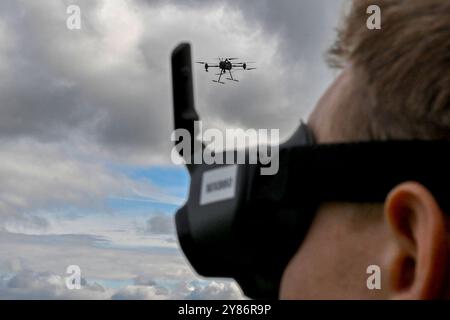 Budkovice, Tschechische Republik. Oktober 2024. Pilot Jan Klouda wird am 3. Oktober bei einer Flugvorführung neuer Drohnen des Forschungs- und Entwicklungszentrums Honeywell in Budkovice, Bezirk Brünn-Country, Tschechische Republik, gesehen. 2024. Quelle: Vaclav Salek/CTK Photo/Alamy Live News Stockfoto