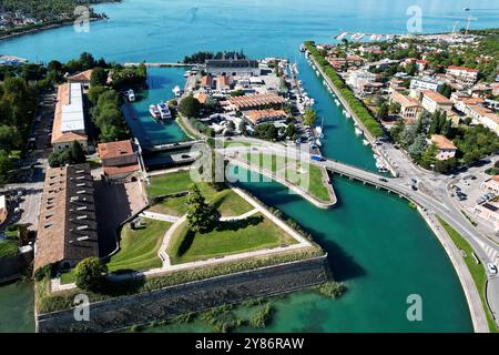 30.09.2024, xsvx, Reise Urlaub, Italien Gardasee emwir, v.l. Luftaufnahme von Peschiera del garda Gardasee UNESCO Weltkulturerbe Stadtmauer Peschiera del garda *** 30 09 2024, xsvx, Reiseurlaub, Italien Gardasee emwir, V l Luftaufnahme von Peschiera del garda Gardasee Gardasee UNESCO Weltkulturerbe Stadtmauer Peschiera del garda Stadtmauer Peschiera del garda Stockfoto