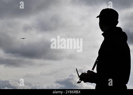 Budkovice, Tschechische Republik. Oktober 2024. Pilot Jan Klouda wird am 3. Oktober bei einer Flugvorführung neuer Drohnen des Forschungs- und Entwicklungszentrums Honeywell in Budkovice, Bezirk Brünn-Country, Tschechische Republik, gesehen. 2024. Quelle: Vaclav Salek/CTK Photo/Alamy Live News Stockfoto