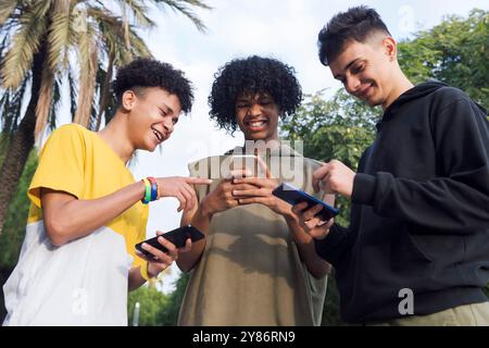 teenager-Freunde, die Spaß mit Mobiltelefonen haben Stockfoto