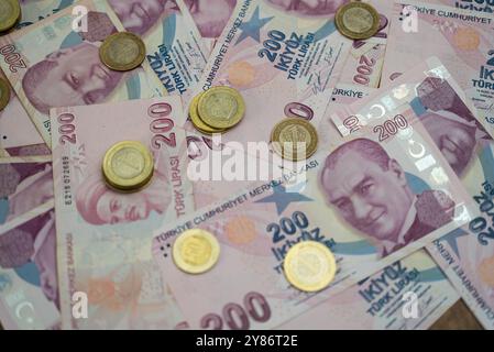 Türkische Lira-Banknoten und -Münzen auf einer Oberfläche verstreut. Währungskonzept für Finanzen und Wirtschaft. Stockfoto