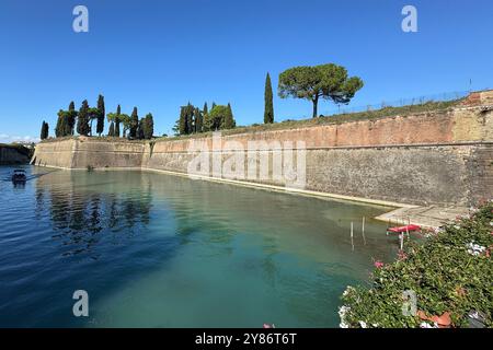 30.09.2024, xsvx, Reise Urlaub, Italien Gardasee emwir, v.l. Peschiera del garda Gardasee UNESCO Weltkulturerbe Stadtmauer Brücke Peschiera del garda *** 30 09 2024, xsvx, Reiseurlaub, Italien Gardasee emwir, V l Peschiera del garda Gardasee UNESCO Weltkulturerbe Stadtmauer Peschiera del garda Stadtmauer Peschiera del garda Stockfoto