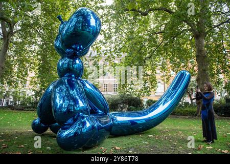 London, England, Großbritannien. Oktober 2024. Ballon Monkey (blau) von Jeff Koons wird während einer Pressevorschau für den Londoner Abendverkauf im Christie's auf dem St James's Square ausgestellt Das Kunstwerk mit einer Schätzung von Â£ 6.500.000 ''“ Â£ 10.000.000, wird am 9. Oktober 2024 versteigert. (Kreditbild: © Thomas Krych/ZUMA Press Wire) NUR REDAKTIONELLE VERWENDUNG! Nicht für kommerzielle ZWECKE! Stockfoto