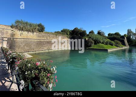 30.09.2024, xsvx, Reise Urlaub, Italien Gardasee emwir, v.l. Peschiera del garda Gardasee UNESCO Weltkulturerbe Stadtmauer Brücke Peschiera del garda *** 30 09 2024, xsvx, Reiseurlaub, Italien Gardasee emwir, V l Peschiera del garda Gardasee UNESCO Weltkulturerbe Stadtmauer Peschiera del garda Stadtmauer Peschiera del garda Stockfoto