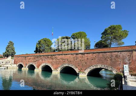 30.09.2024, xsvx, Reise Urlaub, Italien Gardasee emwir, v.l. Peschiera del garda Gardasee UNESCO Weltkulturerbe Stadtmauer Brücke Peschiera del garda *** 30 09 2024, xsvx, Reiseurlaub, Italien Gardasee emwir, V l Peschiera del garda Gardasee UNESCO Weltkulturerbe Stadtmauer Peschiera del garda Stadtmauer Peschiera del garda Stockfoto