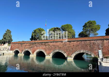 30.09.2024, xsvx, Reise Urlaub, Italien Gardasee emwir, v.l. Peschiera del garda Gardasee UNESCO Weltkulturerbe Stadtmauer Brücke Peschiera del garda *** 30 09 2024, xsvx, Reiseurlaub, Italien Gardasee emwir, V l Peschiera del garda Gardasee UNESCO Weltkulturerbe Stadtmauer Peschiera del garda Stadtmauer Peschiera del garda Stockfoto