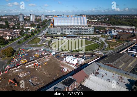 Smethwick, Sandwell, 3. Oktober 2024. Das Midland Metropolitan Hospital in Smethwick bei Birmingham wird am 6. Oktober eröffnet, sechs Jahre später. Der Superkrankenhausstandort, der 988 Millionen Pfund kostete, sollte im Oktober 2018 fertig gestellt werden, bevor Carillion in die Verwaltung einbrach. Das Krankenhaus, 4 Meilen vom Stadtzentrum von Birmingham entfernt, wurde dann von Problemen heimgesucht, nachdem ein Kran während des Bauens 2019 in das Gebäude einbrach und dann wurde der Standort von Verzögerungen durch das Coronavirus betroffen, wobei auch ein zweites Lieferdatum von 2022 überschritten wurde. Auch die Fassade musste in t ersetzt werden Stockfoto