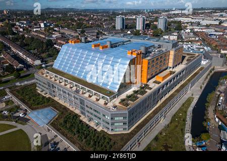 Smethwick, Sandwell, 3. Oktober 2024. Das Midland Metropolitan Hospital in Smethwick bei Birmingham wird am 6. Oktober eröffnet, sechs Jahre später. Der Superkrankenhausstandort, der 988 Millionen Pfund kostete, sollte im Oktober 2018 fertig gestellt werden, bevor Carillion in die Verwaltung einbrach. Das Krankenhaus, 4 Meilen vom Stadtzentrum von Birmingham entfernt, wurde dann von Problemen heimgesucht, nachdem ein Kran während des Bauens 2019 in das Gebäude einbrach und dann wurde der Standort von Verzögerungen durch das Coronavirus betroffen, wobei auch ein zweites Lieferdatum von 2022 überschritten wurde. Auch die Fassade musste in t ersetzt werden Stockfoto