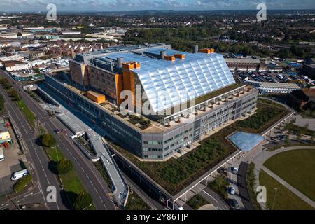 Smethwick, Sandwell, 3. Oktober 2024. Das Midland Metropolitan Hospital in Smethwick bei Birmingham wird am 6. Oktober eröffnet, sechs Jahre später. Der Superkrankenhausstandort, der 988 Millionen Pfund kostete, sollte im Oktober 2018 fertig gestellt werden, bevor Carillion in die Verwaltung einbrach. Das Krankenhaus, 4 Meilen vom Stadtzentrum von Birmingham entfernt, wurde dann von Problemen heimgesucht, nachdem ein Kran während des Bauens 2019 in das Gebäude einbrach und dann wurde der Standort von Verzögerungen durch das Coronavirus betroffen, wobei auch ein zweites Lieferdatum von 2022 überschritten wurde. Auch die Fassade musste in t ersetzt werden Stockfoto