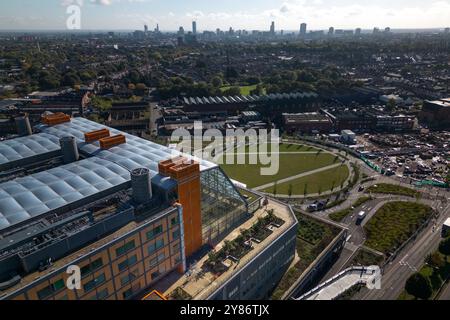 Smethwick, Sandwell, 3. Oktober 2024. Das Midland Metropolitan Hospital in Smethwick bei Birmingham wird am 6. Oktober eröffnet, sechs Jahre später. Der Superkrankenhausstandort, der 988 Millionen Pfund kostete, sollte im Oktober 2018 fertig gestellt werden, bevor Carillion in die Verwaltung einbrach. Das Krankenhaus, 4 Meilen vom Stadtzentrum von Birmingham entfernt, wurde dann von Problemen heimgesucht, nachdem ein Kran während des Bauens 2019 in das Gebäude einbrach und dann wurde der Standort von Verzögerungen durch das Coronavirus betroffen, wobei auch ein zweites Lieferdatum von 2022 überschritten wurde. Auch die Fassade musste in t ersetzt werden Stockfoto