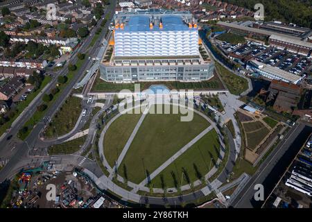 Smethwick, Sandwell, 3. Oktober 2024. Das Midland Metropolitan Hospital in Smethwick bei Birmingham wird am 6. Oktober eröffnet, sechs Jahre später. Der Superkrankenhausstandort, der 988 Millionen Pfund kostete, sollte im Oktober 2018 fertig gestellt werden, bevor Carillion in die Verwaltung einbrach. Das Krankenhaus, 4 Meilen vom Stadtzentrum von Birmingham entfernt, wurde dann von Problemen heimgesucht, nachdem ein Kran während des Bauens 2019 in das Gebäude einbrach und dann wurde der Standort von Verzögerungen durch das Coronavirus betroffen, wobei auch ein zweites Lieferdatum von 2022 überschritten wurde. Auch die Fassade musste in t ersetzt werden Stockfoto