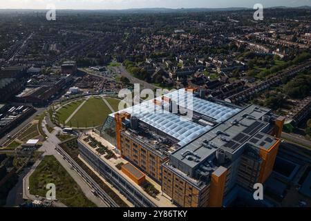 Smethwick, Sandwell, 3. Oktober 2024. Das Midland Metropolitan Hospital in Smethwick bei Birmingham wird am 6. Oktober eröffnet, sechs Jahre später. Der Superkrankenhausstandort, der 988 Millionen Pfund kostete, sollte im Oktober 2018 fertig gestellt werden, bevor Carillion in die Verwaltung einbrach. Das Krankenhaus, 4 Meilen vom Stadtzentrum von Birmingham entfernt, wurde dann von Problemen heimgesucht, nachdem ein Kran während des Bauens 2019 in das Gebäude einbrach und dann wurde der Standort von Verzögerungen durch das Coronavirus betroffen, wobei auch ein zweites Lieferdatum von 2022 überschritten wurde. Auch die Fassade musste in t ersetzt werden Stockfoto