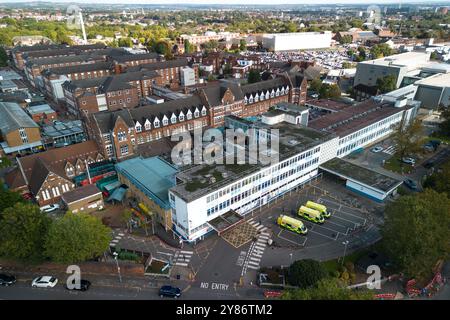 Dudley Road, Birmingham, 3. Oktober 2024. Das Birmingham City Hospital, weniger als eine Meile vom neuen Midland Metropolitan Hospital in Smethwick entfernt, soll abgerissen werden und Platz für neue Wohnungen schaffen. Das Victorian City Hospital verfügt über einen der längsten Korridore Großbritanniens mit einer Länge von einer Viertelmeile, der auch an die Entwickler verloren gehen wird. Nur das neue Silver Treatment Centre und das Eye and Skin Hospital werden vor Ort funktionieren, der Rest wird für 800 Häuser mit Bulldosierung versehen. Das Midland Metropolitan Superhospital, das 988 Millionen Pfund kostete, sollte in Octobe fertig gestellt werden Stockfoto