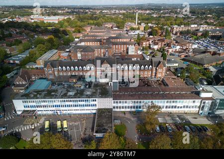 Dudley Road, Birmingham, 3. Oktober 2024. Das Birmingham City Hospital, weniger als eine Meile vom neuen Midland Metropolitan Hospital in Smethwick entfernt, soll abgerissen werden und Platz für neue Wohnungen schaffen. Das Victorian City Hospital verfügt über einen der längsten Korridore Großbritanniens mit einer Länge von einer Viertelmeile, der auch an die Entwickler verloren gehen wird. Nur das neue Silver Treatment Centre und das Eye and Skin Hospital werden vor Ort funktionieren, der Rest wird für 800 Häuser mit Bulldosierung versehen. Das Midland Metropolitan Superhospital, das 988 Millionen Pfund kostete, sollte in Octobe fertig gestellt werden Stockfoto