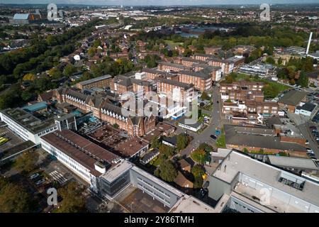 Dudley Road, Birmingham, 3. Oktober 2024. Das Birmingham City Hospital, weniger als eine Meile vom neuen Midland Metropolitan Hospital in Smethwick entfernt, soll abgerissen werden und Platz für neue Wohnungen schaffen. Das Victorian City Hospital verfügt über einen der längsten Korridore Großbritanniens mit einer Länge von einer Viertelmeile, der auch an die Entwickler verloren gehen wird. Nur das neue Silver Treatment Centre und das Eye and Skin Hospital werden vor Ort funktionieren, der Rest wird für 800 Häuser mit Bulldosierung versehen. Das Midland Metropolitan Superhospital, das 988 Millionen Pfund kostete, sollte in Octobe fertig gestellt werden Stockfoto