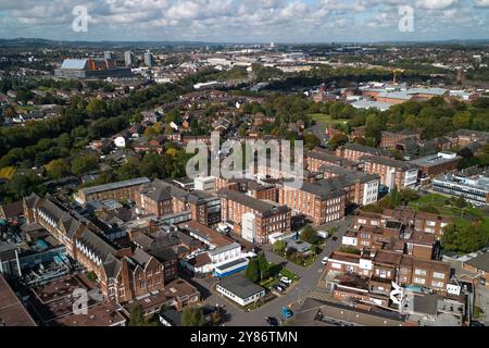 Dudley Road, Birmingham, 3. Oktober 2024. Das Birmingham City Hospital, weniger als eine Meile vom neuen Midland Metropolitan Hospital in Smethwick entfernt, soll abgerissen werden und Platz für neue Wohnungen schaffen. Das Victorian City Hospital verfügt über einen der längsten Korridore Großbritanniens mit einer Länge von einer Viertelmeile, der auch an die Entwickler verloren gehen wird. Nur das neue Silver Treatment Centre und das Eye and Skin Hospital werden vor Ort funktionieren, der Rest wird für 800 Häuser mit Bulldosierung versehen. Das Midland Metropolitan Superhospital, das 988 Millionen Pfund kostete, sollte in Octobe fertig gestellt werden Stockfoto