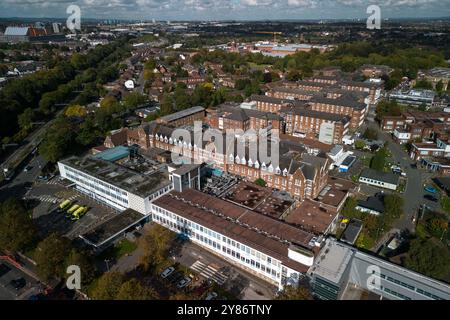 Dudley Road, Birmingham, 3. Oktober 2024. Das Birmingham City Hospital, weniger als eine Meile vom neuen Midland Metropolitan Hospital in Smethwick entfernt, soll abgerissen werden und Platz für neue Wohnungen schaffen. Das Victorian City Hospital verfügt über einen der längsten Korridore Großbritanniens mit einer Länge von einer Viertelmeile, der auch an die Entwickler verloren gehen wird. Nur das neue Silver Treatment Centre und das Eye and Skin Hospital werden vor Ort funktionieren, der Rest wird für 800 Häuser mit Bulldosierung versehen. Das Midland Metropolitan Superhospital, das 988 Millionen Pfund kostete, sollte in Octobe fertig gestellt werden Stockfoto