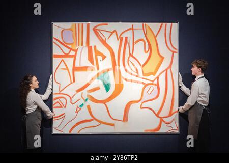 London, England, Großbritannien. Oktober 2024. Christie's Technicians halten Untitled XVIII von Willem de Kooning während einer Pressevorschau für den Londoner Abendverkauf des 20./21. Jahrhunderts bei Christie's ab Aus der Sammlung von Eric Clapton wird das Kunstwerk mit einem Wert von 4.000.000 GBP '''' GBP 6.000.000 bewertet und am 9. Oktober 2024 versteigert. (Kreditbild: © Thomas Krych/ZUMA Press Wire) NUR REDAKTIONELLE VERWENDUNG! Nicht für kommerzielle ZWECKE! Stockfoto