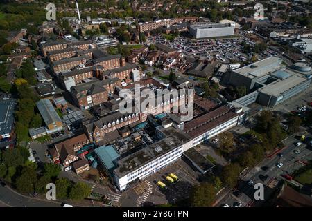 Dudley Road, Birmingham, 3. Oktober 2024. Das Birmingham City Hospital, weniger als eine Meile vom neuen Midland Metropolitan Hospital in Smethwick entfernt, soll abgerissen werden und Platz für neue Wohnungen schaffen. Das Victorian City Hospital verfügt über einen der längsten Korridore Großbritanniens mit einer Länge von einer Viertelmeile, der auch an die Entwickler verloren gehen wird. Nur das neue Silver Treatment Centre und das Eye and Skin Hospital werden vor Ort funktionieren, der Rest wird für 800 Häuser mit Bulldosierung versehen. Das Midland Metropolitan Superhospital, das 988 Millionen Pfund kostete, sollte in Octobe fertig gestellt werden Stockfoto