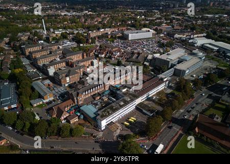 Dudley Road, Birmingham, 3. Oktober 2024. Das Birmingham City Hospital, weniger als eine Meile vom neuen Midland Metropolitan Hospital in Smethwick entfernt, soll abgerissen werden und Platz für neue Wohnungen schaffen. Das Victorian City Hospital verfügt über einen der längsten Korridore Großbritanniens mit einer Länge von einer Viertelmeile, der auch an die Entwickler verloren gehen wird. Nur das neue Silver Treatment Centre und das Eye and Skin Hospital werden vor Ort funktionieren, der Rest wird für 800 Häuser mit Bulldosierung versehen. Das Midland Metropolitan Superhospital, das 988 Millionen Pfund kostete, sollte in Octobe fertig gestellt werden Stockfoto