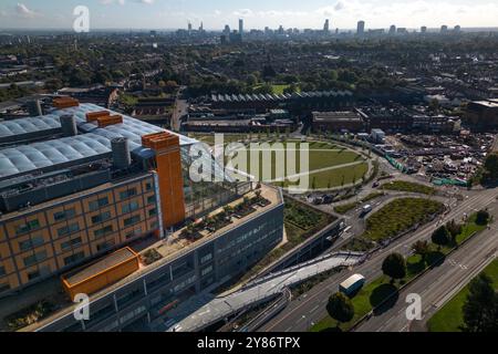 Smethwick, Sandwell, 3. Oktober 2024. Das Midland Metropolitan Hospital in Smethwick bei Birmingham wird am 6. Oktober eröffnet, sechs Jahre später. Der Superkrankenhausstandort, der 988 Millionen Pfund kostete, sollte im Oktober 2018 fertig gestellt werden, bevor Carillion in die Verwaltung einbrach. Das Krankenhaus, 4 Meilen vom Stadtzentrum von Birmingham entfernt, wurde dann von Problemen heimgesucht, nachdem ein Kran während des Bauens 2019 in das Gebäude einbrach und dann wurde der Standort von Verzögerungen durch das Coronavirus betroffen, wobei auch ein zweites Lieferdatum von 2022 überschritten wurde. Auch die Fassade musste in t ersetzt werden Stockfoto