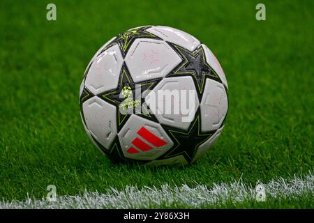 Mailand, Italien. Oktober 2024. Der Match Ball von Adidas für das UEFA Champions League Spiel zwischen Inter und FK Crvena Zvezda im Giuseppe Meazza Stadion. Endpunktzahl: Inter 4:0 FK Crvena Zvezda. (Foto: Tommaso Fimiano/SOPA Images/SIPA USA) Credit: SIPA USA/Alamy Live News Stockfoto