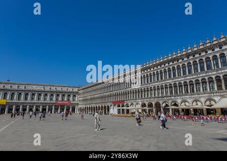 Venedig, Italien - 26. Juli 2024: Tourist auf dem Markusplatz. Venedig ist ein sehr beliebtes Touristenziel. Venedig, Italien Stockfoto