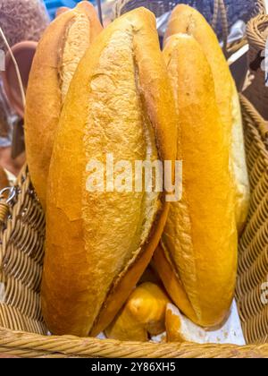 Frisch gebackenes Baguette in einem Korb. Hochwertige Fotos Stockfoto