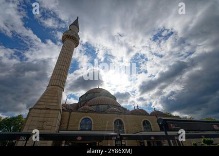 Duisburg, Deutschland. Oktober 2024. Das Minarett der DITIB-Merkez-Moschee in Duisburg-Marxloh erstreckt sich in Richtung Himmel. Quelle: Henning Kaiser/dpa/Alamy Live News Stockfoto