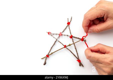 Der Zweigstern, Weihnachtsbasteln, DIY, Schritt-für-Schritt-Anleitung, traditionelle Aktivität für Kinder, die Weihnachten warten, machen Sie es selbst Dekoration für Tanne, Stockfoto